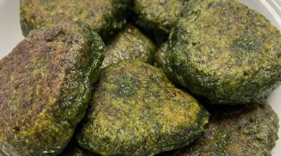 采撷田间嫩蒿入饼，蒿香软糯留住皖中春味