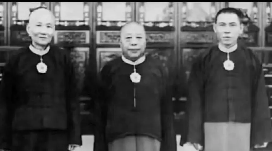 老照片：民国上海滩青帮三大亨同框，黄金荣爱钱、杜月笙会做人，另一位是谁？