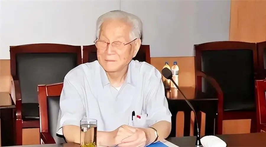 他是乔石的助手,55岁浙江省委常委,65岁任省委书记,今年101岁