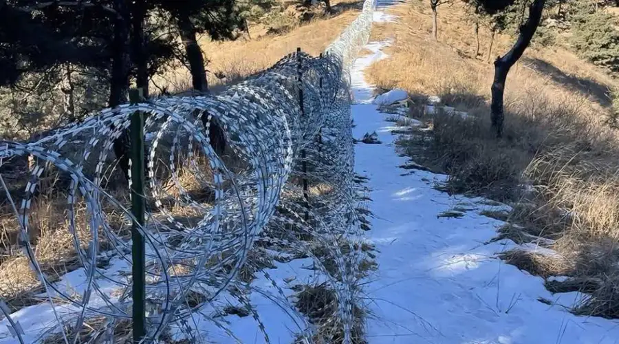 评论丨比泰山135公里刀片刺绳更刺眼的,是多部门“无人认领”的荒诞