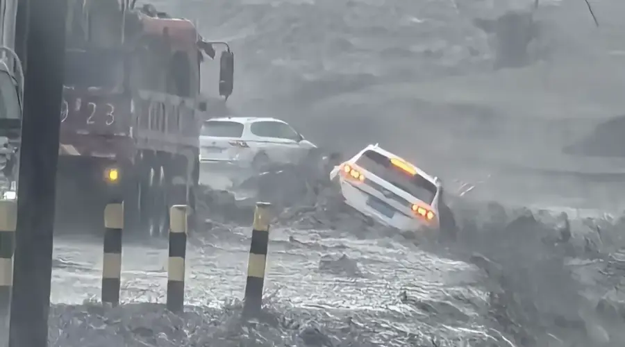 一家三口新疆“网红公路”自驾游突遇山洪,母子被冲走失联6天,孩子事发前一天刚过11岁生日,孩子父亲:只想尽快找到妻儿