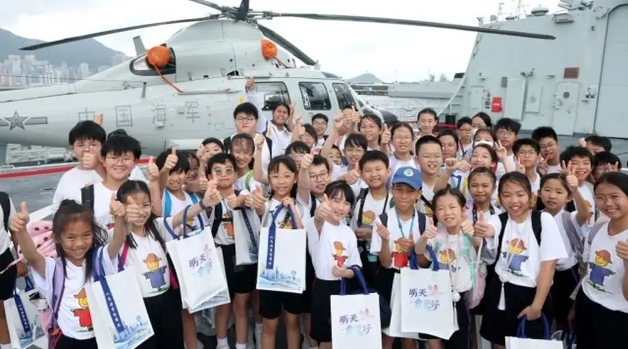 国安家好庆回归 香江舰影引热潮——南宁舰、衡阳舰抵港激发爱国热情