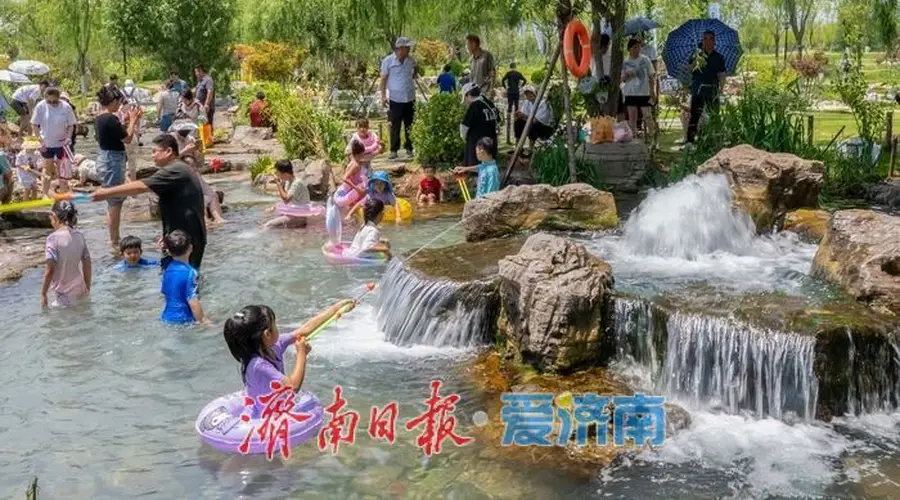 山东济南：泉畔戏水享清凉