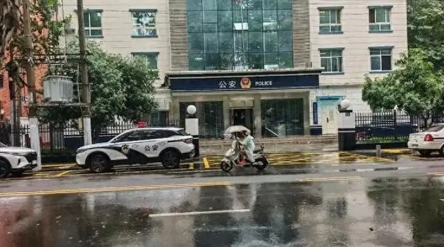 男子称多次报警反映有人遛狗不牵绳,被两度当精神病强制送医67天,报案三年未立案