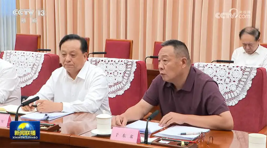 于东来等8人，参加总理座谈会