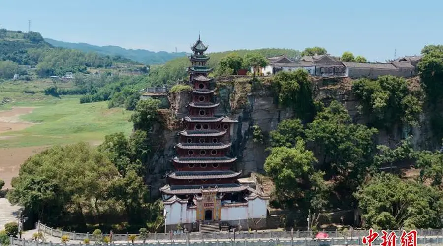 (长江十年行)长江重庆段水位回落 “长江盆景”石宝寨“显真容”