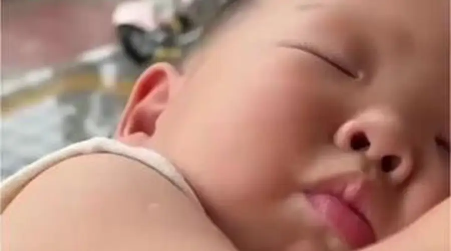 宝宝躺在妈妈怀里睡得正香 妈妈一句挖掘机宝宝秒醒