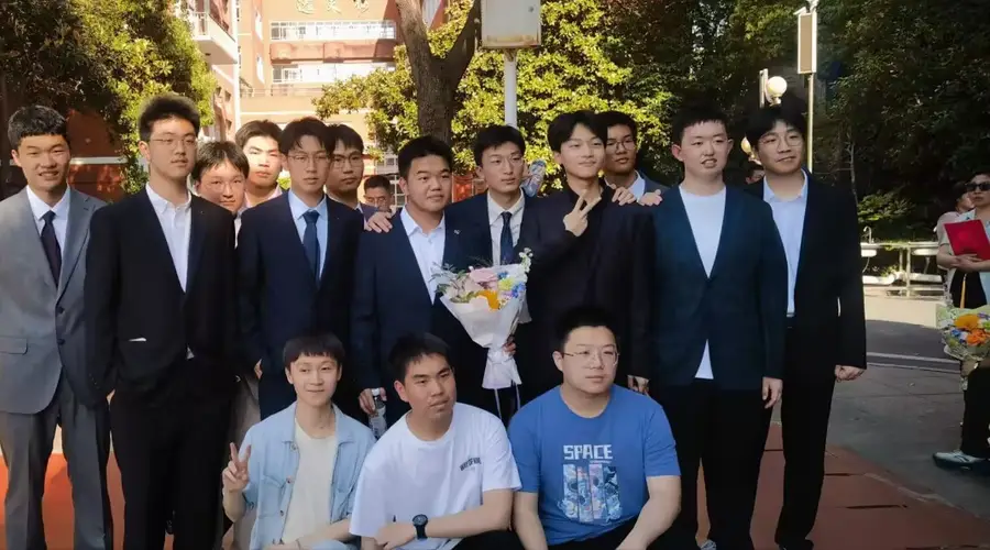 武汉同班三兄弟组团考上飞行学员，分数均在610分以上