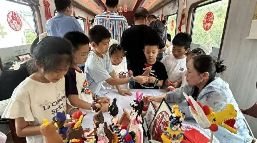 问道崆峒号首发:西安至平凉旅游专线开启“朝辞古都午抵云海”新体验