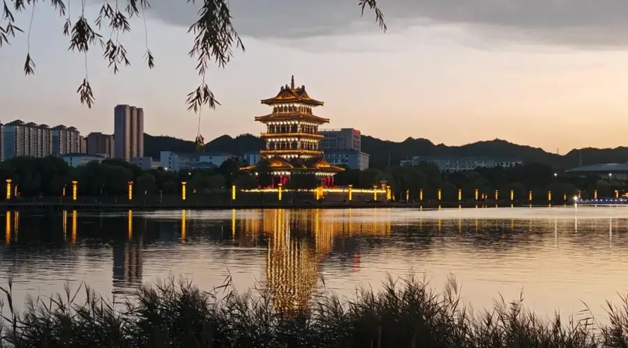 银凤湖畔夜未央 铜城烟火焕新颜