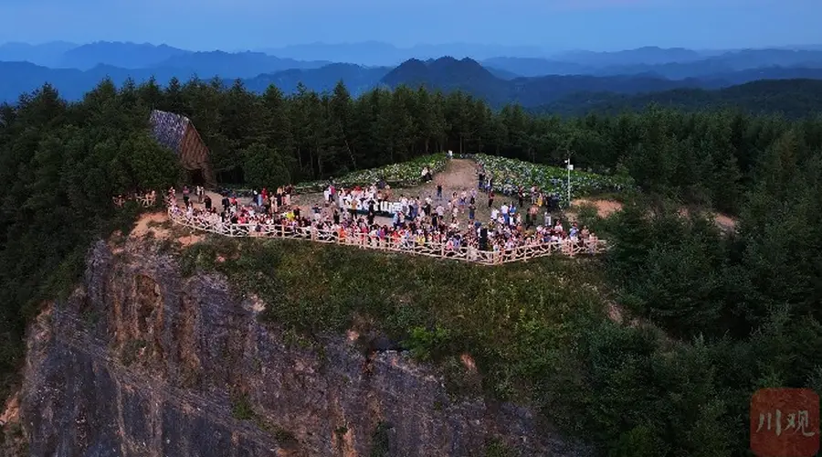 7月23日广元望远山游客凌晨登顶 争相拍摄绝美云海日出