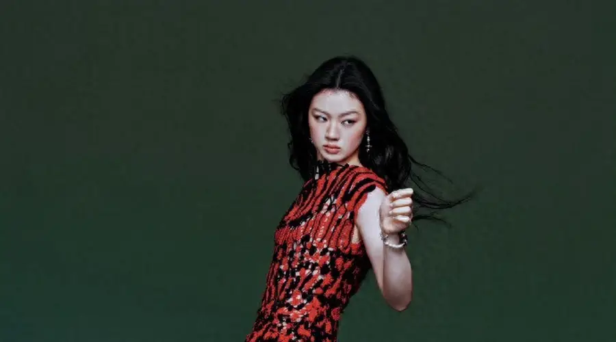 单依纯上海舞台演绎CHANEL 2026秋冬成衣 两套造型显凌厉优雅气场