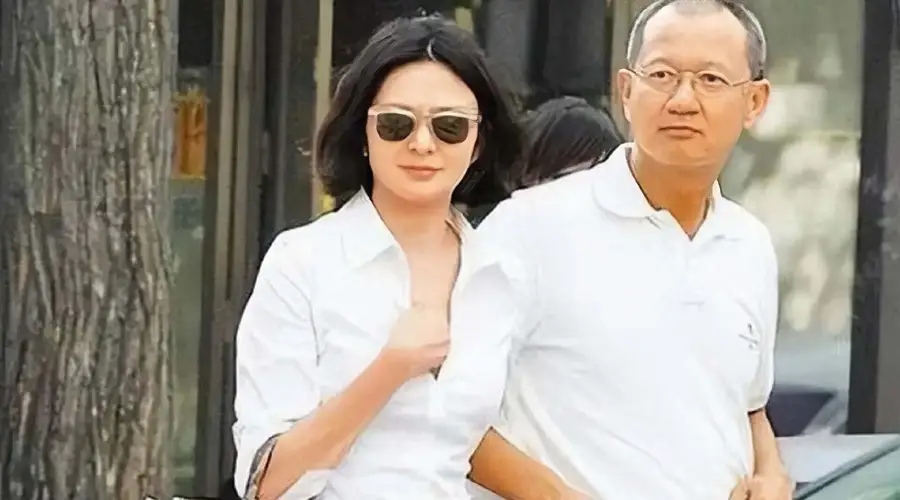 香港富商陈泰铭再婚生女 68岁高龄得女引关注