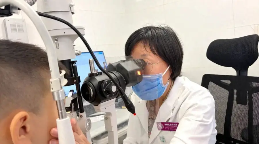 暑期眼科就诊高峰:婴儿眼屎多泪汪汪?眼科医生说多半不是泪道堵