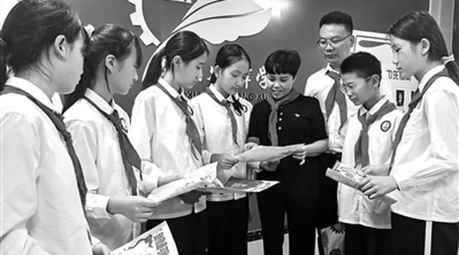 7月27日 漯河东街小学国防课开讲 杨素香出席学生手绘喀喇昆仑致敬英烈