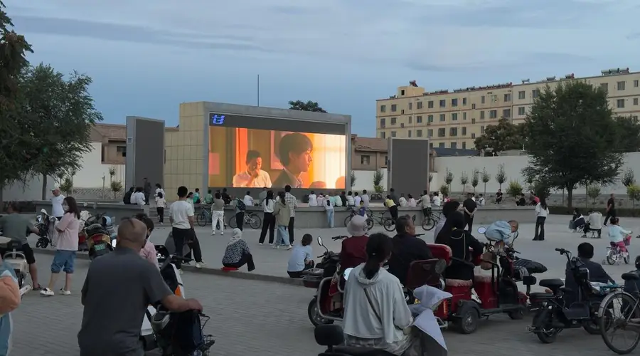 甘肃民勤“周末影院”公益放映 夏夜观影享家门口文化服务