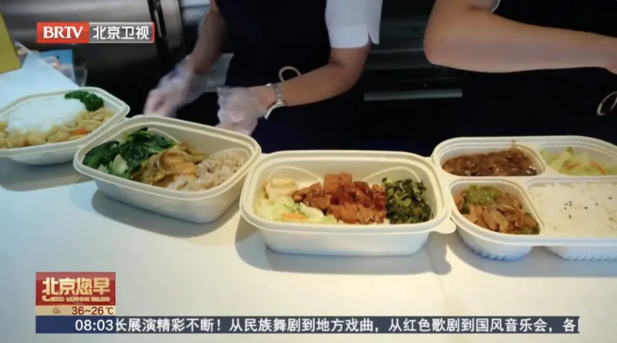 北京高铁推出11款新餐食 炸酱面等特色餐登菜单