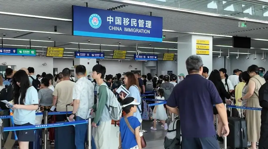 暑期跨境游热度攀升 上海边检优化通关保障畅行
