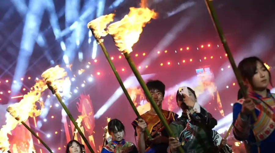数万人“乌蒙狂欢”:毕节威宁火把节举办,18℃夏夜“燃”起来