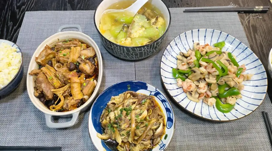 蒸锅一锅出两道菜 香菇腐竹清蒸茄子鲜香可口
