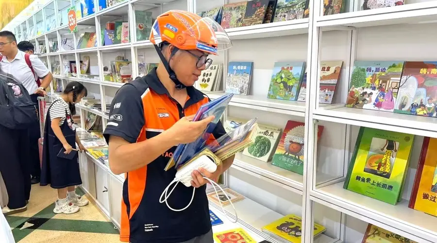 当一群外卖骑手首次走进上海书展