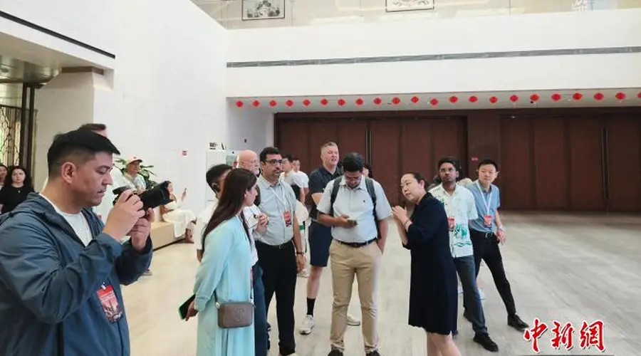 海外高校教师探访新疆龟兹博物馆