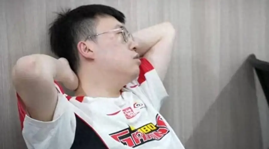 WBG战败后,小虎心情郁闷不想碰LOL,找小明开黑玩别的游戏