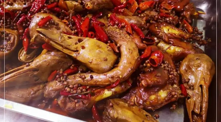 干锅鸭头火锅制作技术分享,口味浓郁,酥香麻辣,关键就在于自制的鸭货卤水配方