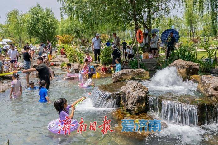 山东济南：泉畔戏水享清凉