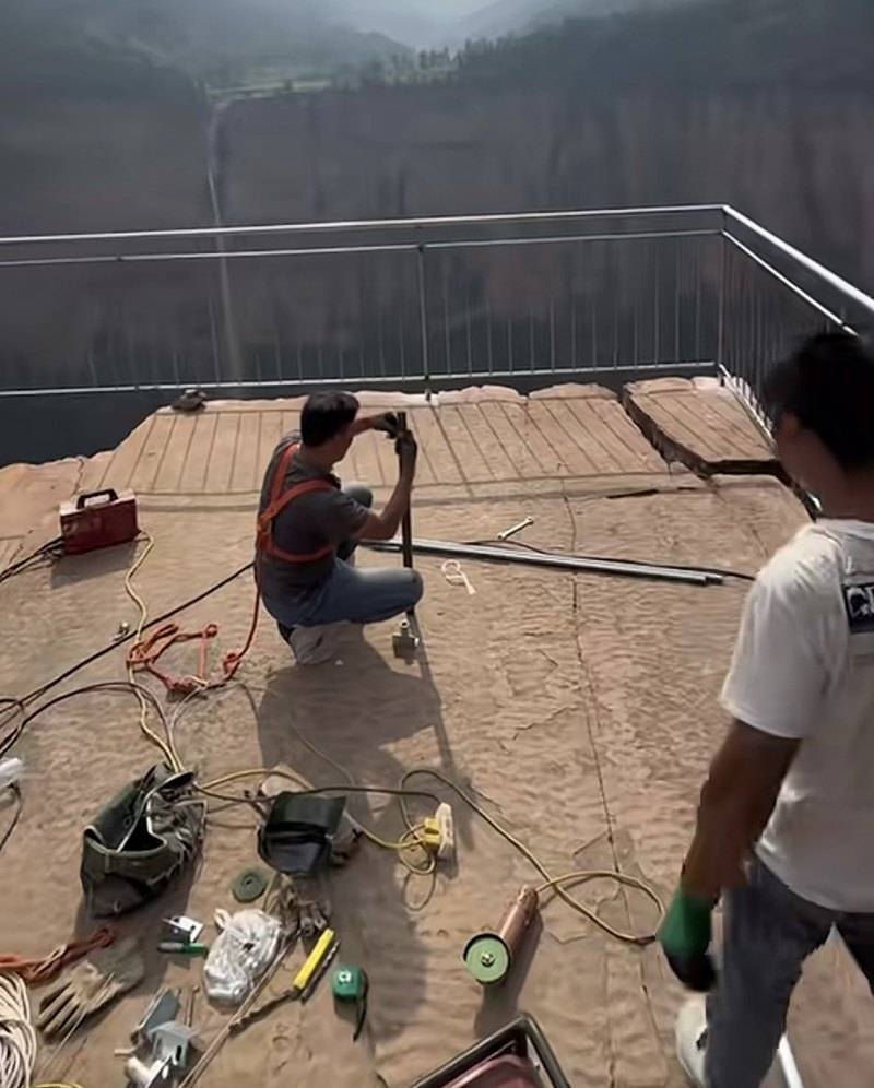 南太行网红观景台装护栏被指“煞风景”，当地：近期连发坠崖惨剧，为安全装护栏