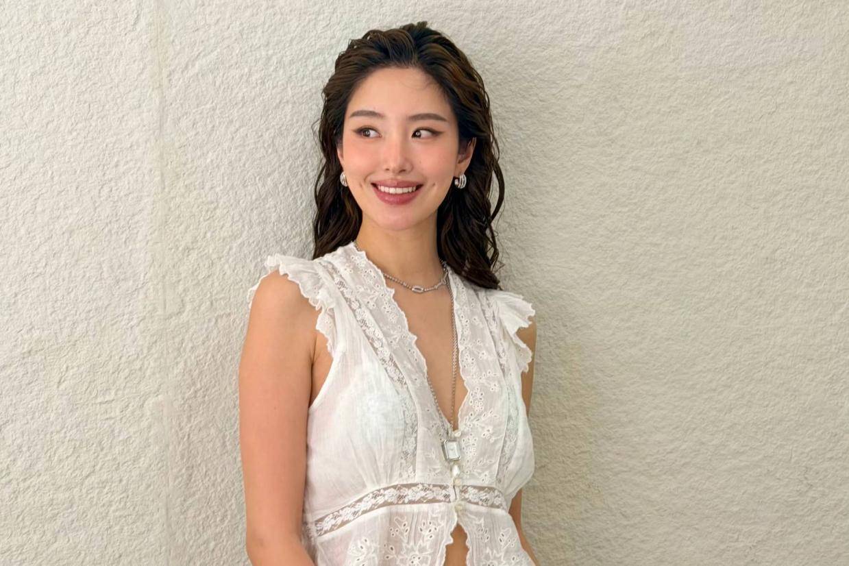 杨采钰穿白色蕾丝上衣配碎花裙 清新慵懒尽显温柔质感