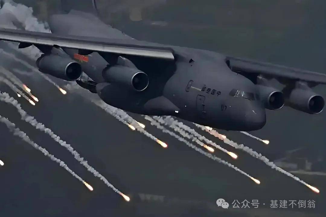 首次公开画面！运20空运红旗9B和S400，8轮发射车直接开进肚子！