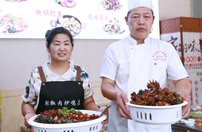安徽夫妻扎根沂蒙24载，“辣椒肉炒鸡店”炼成临沂美食地标