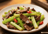 胡芹炒牛肉配米饭 鲜香味美超下饭