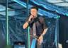 谢霆锋青岛演唱会如约举办 黑衣登台状态佳 歌迷自发取消应援环节