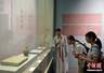 “开封有个包青天——包拯和他的时代”特展引游客参观