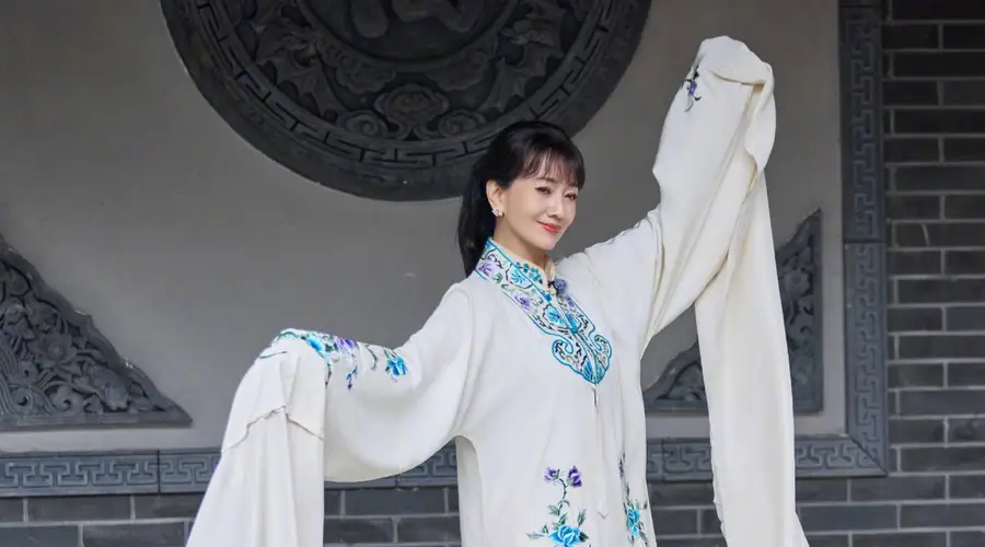 72岁赵雅芝体验戏曲状态佳 广袖翩跹自带古韵