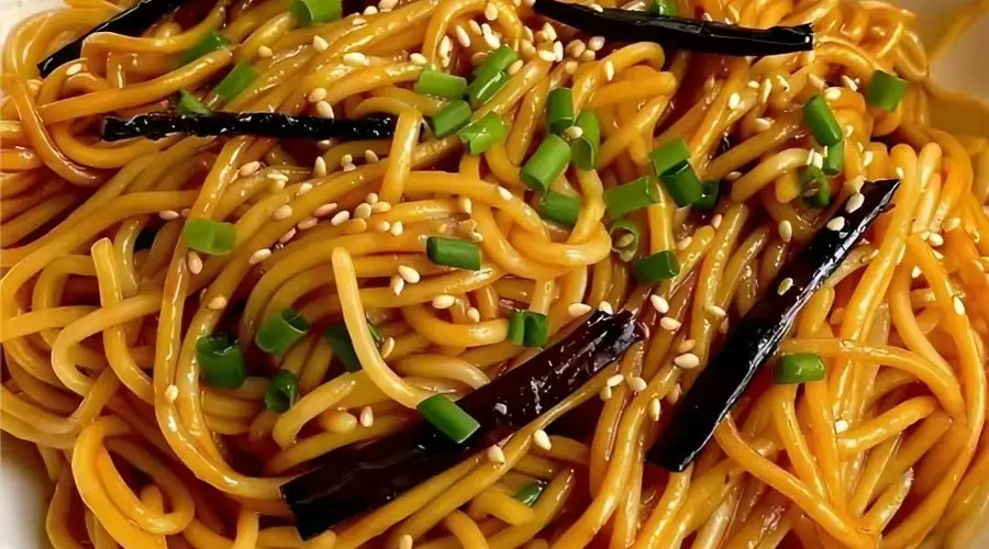 葱香浓郁超入味!教你做比面馆还香的葱油拌面