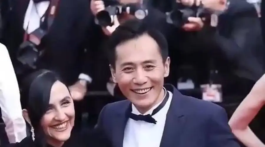 刘烨发文庆祝与妻子安娜结婚17周年,安娜:在法国尼斯,买到了空调,你最厉害!