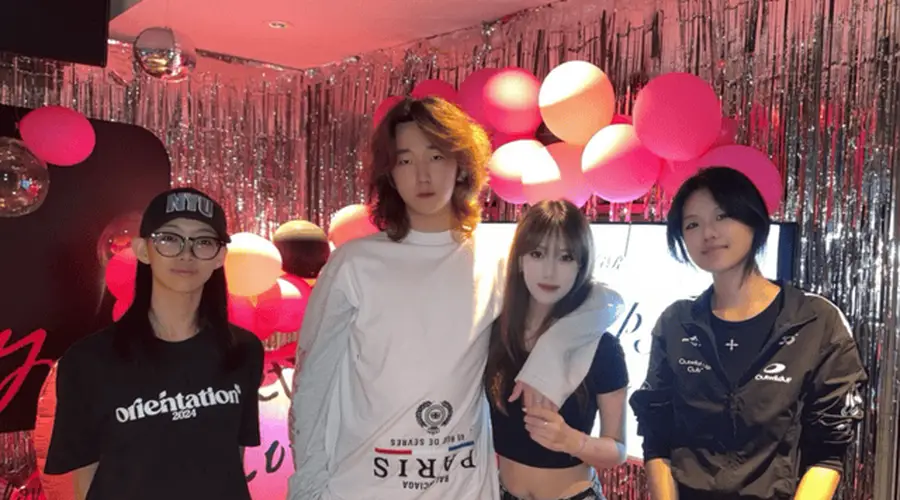 高露女儿庆17岁生日,男友露面190高个一身名牌,俩人恋爱快2年