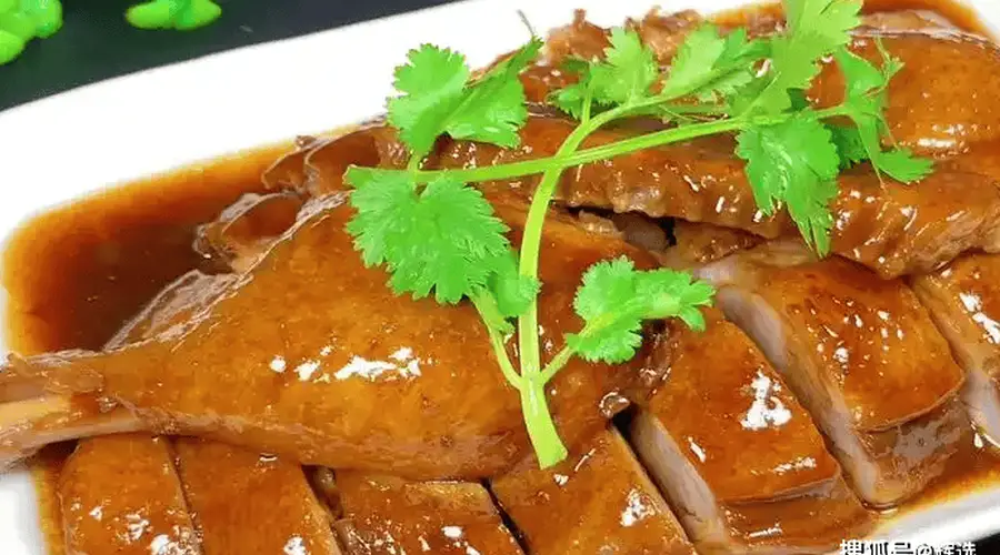 试试这道广式酸梅鸭,酸甜解腻,米饭遭殃
