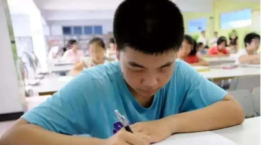 老师诬陷我考试作弊,之后每次考试都交白卷,高考后我考上了清华