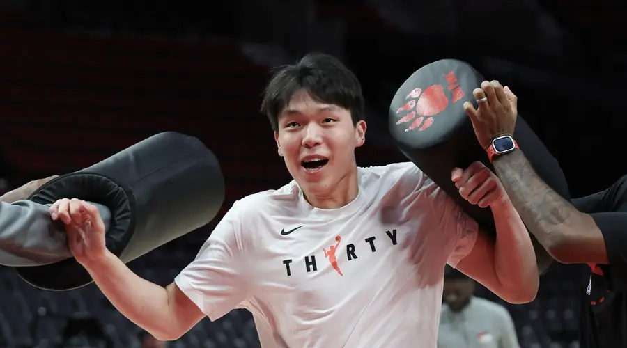 不容易!杨瀚森准两双硬扛压力 末节连中三分险造逆转