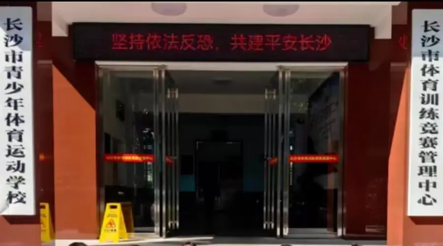 占车位女副处长被停职!官方披露其男友身份,原来他才是关键人物