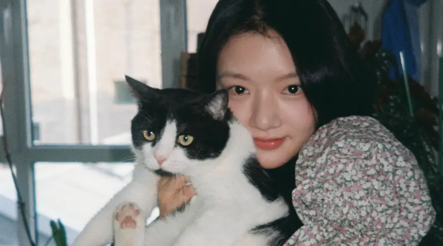 任敏穿碎花短款露腰上衣 灵动鲜活可爱少女感十足