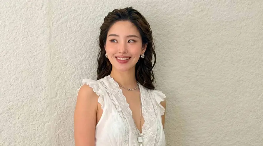 杨采钰穿白色蕾丝上衣配碎花裙 清新慵懒尽显温柔质感