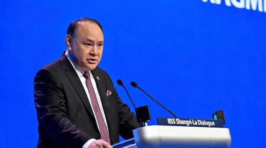 中菲再度激烈交锋,国防部反击,外交部也介入,菲律宾防长已登岛