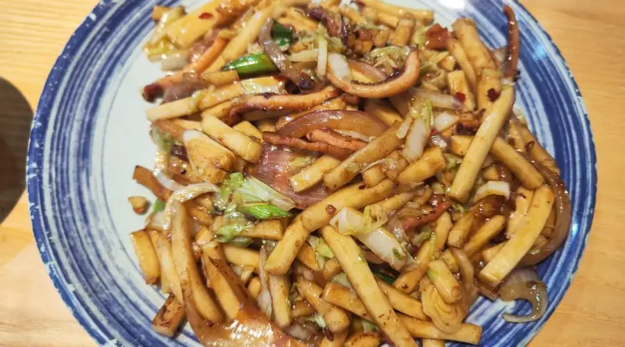 鱿鱼炒年糕：鲜香Q弹，一口入魂的街头美味