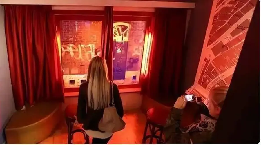 荷兰阿姆斯特丹红灯区，那里的女人并不简单，学历能甩我两条街！
