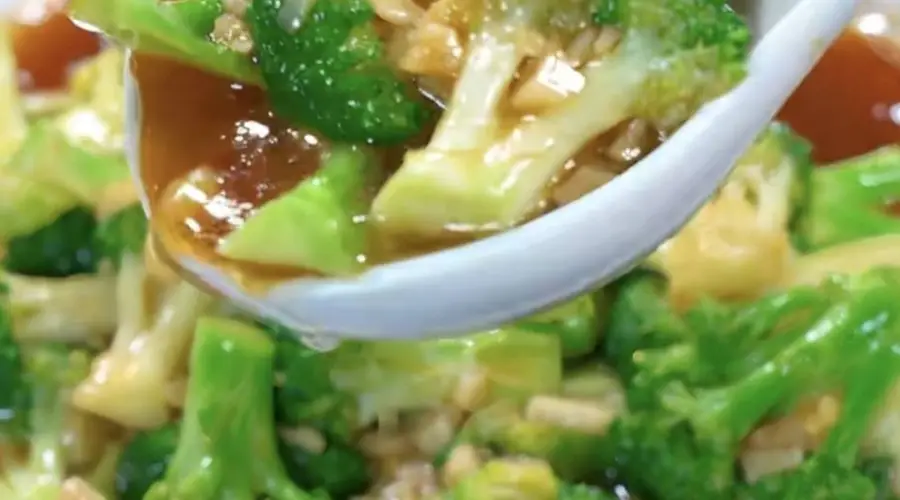 蒜蓉西兰花：翠绿脆嫩鲜香入味！